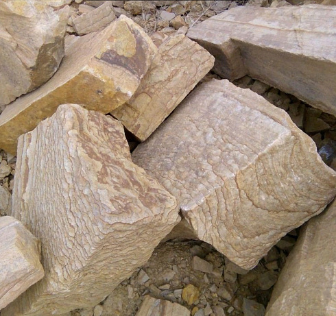 Kamenclub.ru: Песчаник пластушка желтый с рисунком (7-15 см)  купить в Мариуполе плитняк - пластушка - бут желтый песчаник 10200 руб/м3   фото КАМЕНЬ КЛУБ