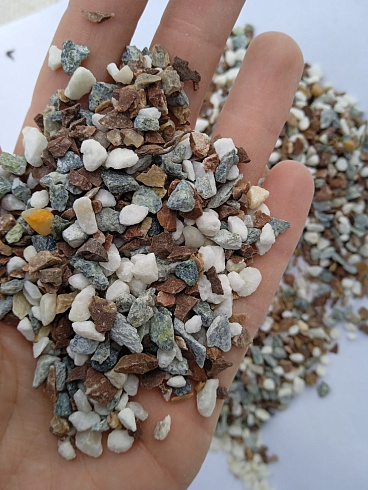 Kamenclub.ru: Мраморная крошка (щебень галтованный микс:белый-черный-розовый-медовый) фр.5-10 мм.  купить в Мариуполе мрамор белый, медовый, черный, розовый мраморный галтованный щебень декоративный ландшафтный 15500 руб/т   фото КАМЕНЬ КЛУБ