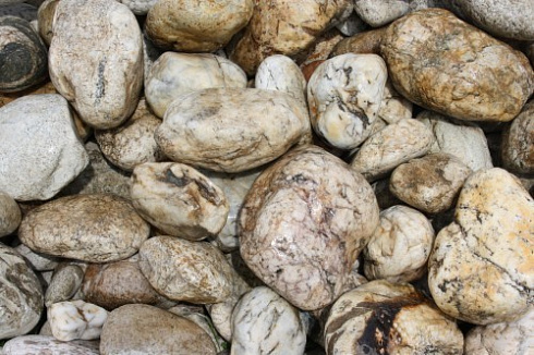 Kamenclub.ru: Кварцевый валунчик фр.100-300 мм.  купить в Мариуполе кварц белый, бежевый молочный рыжий крупный природный камень галечник 7850 руб/т   фото КАМЕНЬ КЛУБ