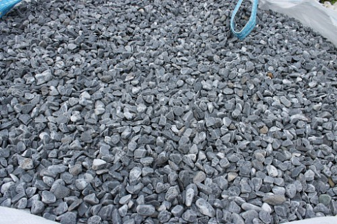 Kamenclub.ru: Щебень галтованный черный (мрамор) фр.10-20 мм.  купить в Мариуполе мрамор черный с белыми прожилками, черный, белый окатанный округлый ландшафтный декоративный щебень 15000 руб/т   фото КАМЕНЬ КЛУБ