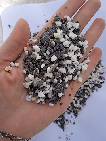 Kamenclub.ru: Мраморная крошка (щебень крошка микс : белый-черный-розовый) фр. 3-5 мм.  купить в Мариуполе мрамор белый, черный, розовый, разноцветный мраморная каменная крошка декорвтивная 12000 руб/т   фото КАМЕНЬ КЛУБ