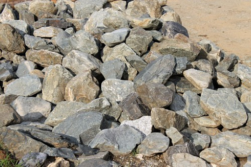 Kamenclub.ru: Гранит скальник (серо-зеленый) фр. 100-500 мм.  купить в Мариуполе гранит зеленый, серый, салатовый крупный ландшафтный валун 6 000 руб/т   фото КАМЕНЬ КЛУБ