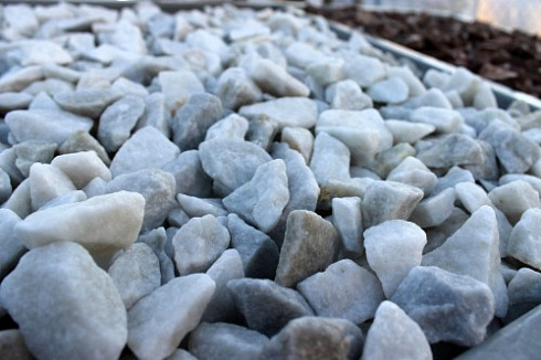 Kamenclub.ru: Мраморная крошка, щебень, цвет-белый,  фр. 20-40 мм.  купить в Мариуполе мрамор белый молочный слоновая кость айвори  мраморная крошка ландшафтная 12000 руб/т   фото КАМЕНЬ КЛУБ