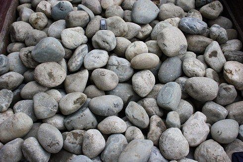 Kamenclub.ru: Темно-серый валунчик фр.100-300 мм.  купить в Мариуполе крупный природный камень серый, темно-серый, светло-серый речная галька большого размера окатанная 4500 руб/т   фото КАМЕНЬ КЛУБ