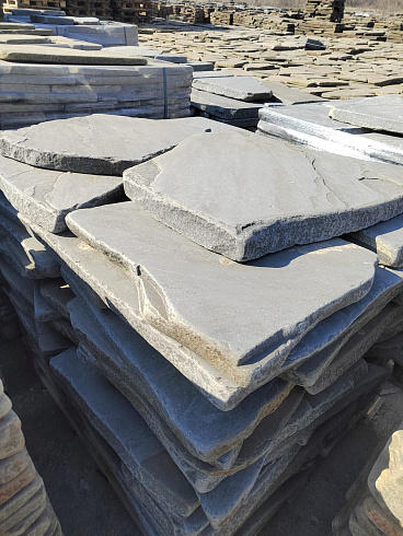 Kamenclub.ru: Песчаник пластушка галтованная светло-серая (3,0 см)  купить в Мариуполе песчаник светло-серый, серый ландшафтный камень рваный колотый 21000 руб/м3   фото КАМЕНЬ КЛУБ