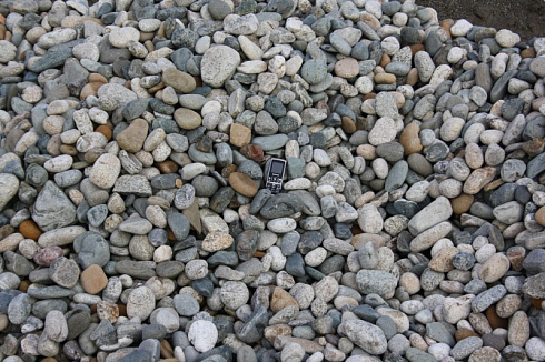 Kamenclub.ru: Галька речная окат (серая) фр.40-60 мм купить  в Мариуполе галька речная серый бежевый рыжий коричневый округлый речной камень 5000 руб/т   фото КАМЕНЬ КЛУБ