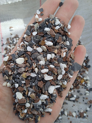 Kamenclub.ru: Мраморная крошка (щебень галтованный микс:белый-черный-розовый-медовый) фр.5-10 мм.  купить в Мариуполе мрамор белый, медовый, черный, розовый мраморный галтованный щебень декоративный ландшафтный 15500 руб/т   фото КАМЕНЬ КЛУБ