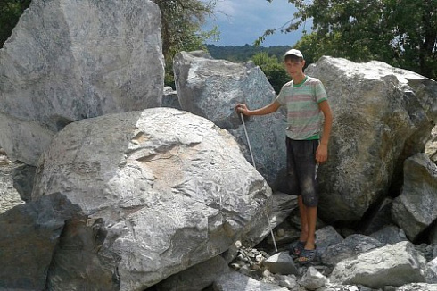 Kamenclub.ru: Змеевик скальник фр. 500-1500 мм.  купить в Мариуполе змеевик зеленый серый черный глыба скальная колотая 7500 руб/т   фото КАМЕНЬ КЛУБ