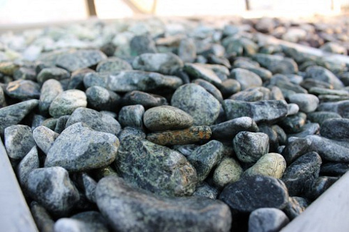 Kamenclub.ru: Щебень галтованный зеленый (змеевик) фр. 20-40 мм.  купить в Мариуполе мрамор зеленый, салатовый оголтованный щебень мраморный 12500 руб/т   фото КАМЕНЬ КЛУБ