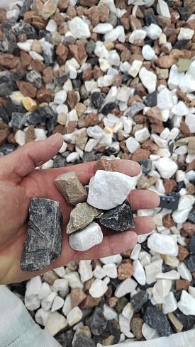 Kamenclub.ru: Мраморная крошка (щебень крошка микс : белый-черный-розовый) фр. 20-40 мм.  купить в Мариуполе мрамор белый, черный, розовый декоративная ландшафтная крошка 12000 руб/т   фото КАМЕНЬ КЛУБ