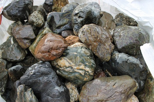 Kamenclub.ru: Ландшафтные валунчики фр.100-500 мм.  купить в Мариуполе крупный природный камень серый, темно-серый, светло-серый речной валун крупный 4800 руб/т   фото КАМЕНЬ КЛУБ