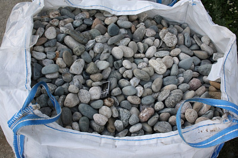 Kamenclub.ru: Галька речная окат (серая) фр.40-60 мм купить  в Мариуполе галька речная серый бежевый рыжий коричневый округлый речной камень 5000 руб/т   фото КАМЕНЬ КЛУБ