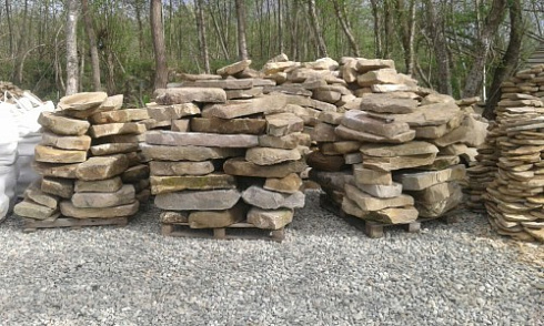 Kamenclub.ru: Песчаник плиты - плахи - пошаговые дорожки (фр. 70-150 мм)  купить в Мариуполе песчаник серый бежевый желтый зеленый колотый песчаник строительный 6500 руб/т   фото КАМЕНЬ КЛУБ