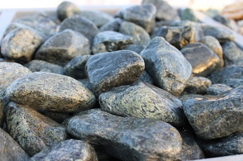 Kamenclub.ru: Щебень галтованный зеленый (змеевик) фр. 50-100 мм.  купить в Мариуполе галтовка мраморная зеленый, салатовый мрамор 12 500 руб/т   фото КАМЕНЬ КЛУБ