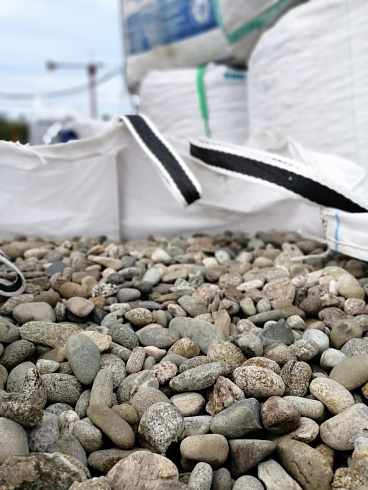 Kamenclub.ru: Галька речная окат (пестрая) фр. 20-40 мм. купить  в Мариуполе галька речная пестрая, серая, серые оттенки галька речная окатанная округлая 5000 руб/т   фото КАМЕНЬ КЛУБ