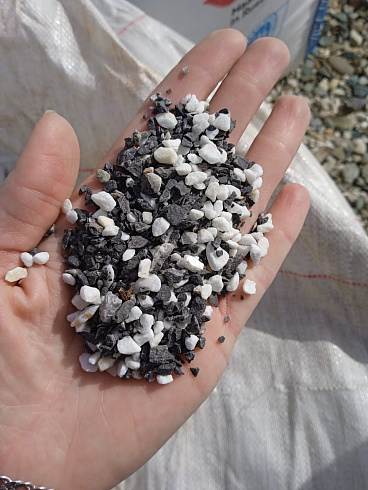 Kamenclub.ru: Мраморная крошка (щебень галтованный микс:: белый-черный) фр.5-10 мм  купить в Мариуполе мрамор белый, черный, молочный, серый галтовка мраморная окатанная декоративная ландшафтная 15500 руб/т   фото КАМЕНЬ КЛУБ