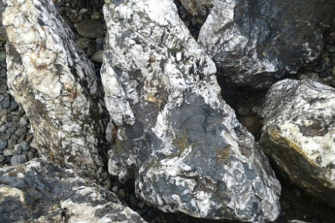 Kamenclub.ru: Черный гранит - кварцит фр. 100-500 мм.  купить в Мариуполе мрамор гранит черный с белыми прожилками, серый, белый валун скальный колотый 7000 руб/т   фото КАМЕНЬ КЛУБ