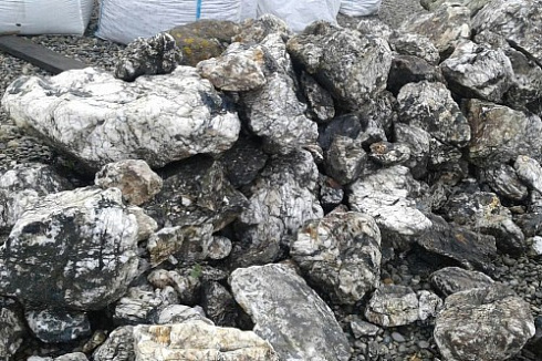 Kamenclub.ru: Черный гранит - кварцит фр. 500-1000 мм.  купить в Мариуполе гранит кварцит черный серый белый скальный колотый валун 9750 руб/т   фото КАМЕНЬ КЛУБ