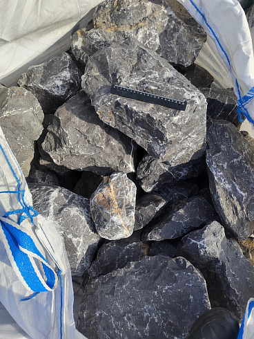 Kamenclub.ru: Черный мрамор скальник фр. 100-500 мм.  купить в Мариуполе мрамор черный белый серый крупный колотый валун ландшафтный 8500 руб/т   фото КАМЕНЬ КЛУБ