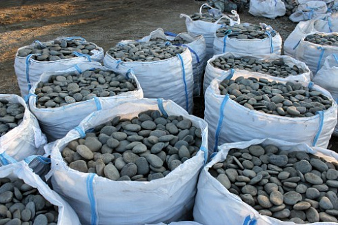 Kamenclub.ru: Галька речная плоская (темно-серая) фр. 100-200-300 мм. купить  в Мариуполе галька речная плоская темно-серый, серый, синий речной галечник плоский 9000 руб/т   фото КАМЕНЬ КЛУБ