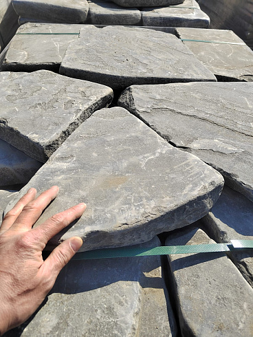 Kamenclub.ru: Песчаник пластушка светло-серый (4,0 - 6,0 см)  купить в Мариуполе плитняк - пластушка светло-серый песчаник 12600 руб/м3   фото КАМЕНЬ КЛУБ