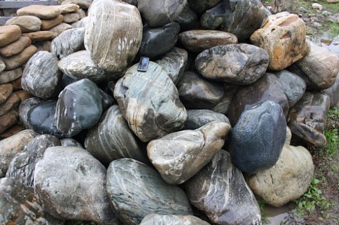 Kamenclub.ru: Речной валун Кабанчик фр.300-500 мм.  купить в Мариуполе крупный природный камень галька серый, темно-серый речной валун галечник масштабный 7000 руб/т   фото КАМЕНЬ КЛУБ