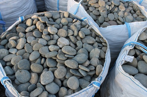 Kamenclub.ru: Галька речная плоская (ассорти) фр. 100-200-300 мм. купить  в Мариуполе галька плоская разноцветная серый белый темно-серый синий речная галька ландшафтная 8000 руб/т   фото КАМЕНЬ КЛУБ