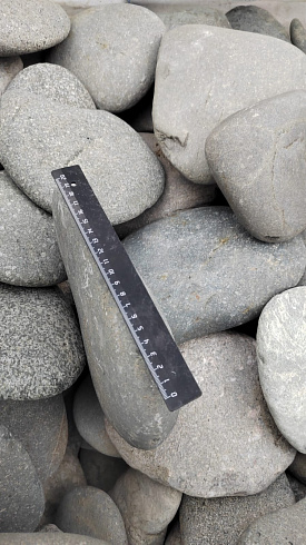 Kamenclub.ru: Галька речная плоская (темно-серая) фр. 70-150 мм. купить  в Мариуполе галечник природный темно-серый серый синий речная плоская природная окатанная  9000 руб/т   фото КАМЕНЬ КЛУБ