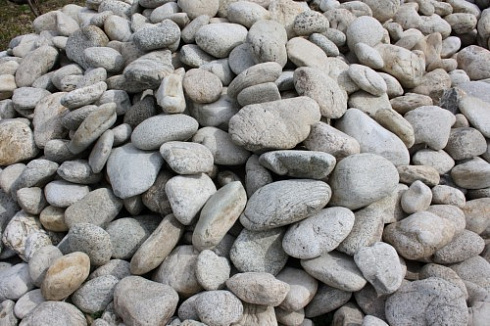 Kamenclub.ru: Бело-серый валунчик фр.100-300 мм.  купить в Мариуполе крупный камень для ландшафта серый, белый бело-серый валун крупная галька 4500 руб/т   фото КАМЕНЬ КЛУБ