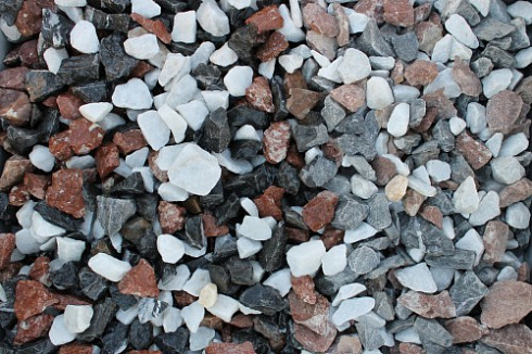 Kamenclub.ru: Мраморная крошка (щебень крошка микс : белый-черный-розовый) фр. 20-40 мм.  купить в Мариуполе мрамор белый, черный, розовый декоративная ландшафтная крошка 12000 руб/т   фото КАМЕНЬ КЛУБ