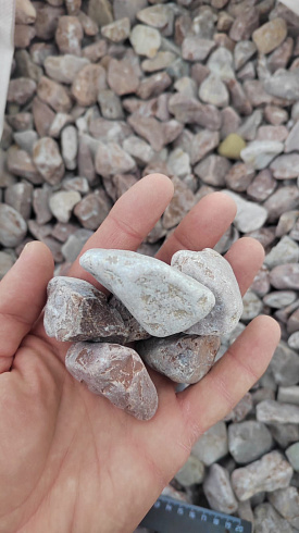 Kamenclub.ru: Мраморная крошка (щебень галтованный розовый) фр.20-40 мм.  купить в Мариуполе мрамор розовый, красный оголтованный округлый щебень  15000 руб/т   фото КАМЕНЬ КЛУБ