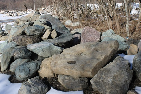 Kamenclub.ru: Гранит скальник (серо-зеленый) фр. 500-1500 мм.  купить в Мариуполе гранит мрамор  серый зеленый темно-серый глыба скальная колотая ландшафтная 7 500 руб/т   фото КАМЕНЬ КЛУБ