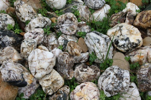 Kamenclub.ru: Кварцевый валунчик фр.100-300 мм.  купить в Мариуполе кварц белый, бежевый молочный рыжий крупный природный камень галечник 7850 руб/т   фото КАМЕНЬ КЛУБ