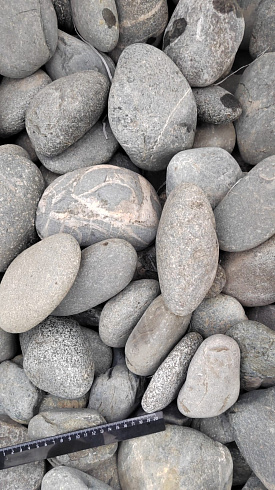 Kamenclub.ru: Галька речная окат (темно-серая) фр. 70-150 мм. купить  в Мариуполе галька речная темно-серая, синяя, серая речная галька округлая  8000 руб/т   фото КАМЕНЬ КЛУБ