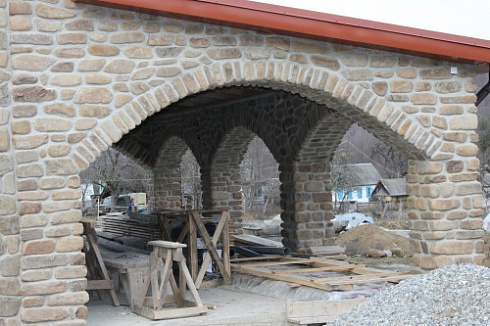 Kamenclub.ru: Песчаник для строительства и кладки блочный (фр 100-200 мм)  купить в Мариуполе песчаник бежевый серый рыжий валун мелкий для строительства песчаник 6500 руб/т   фото КАМЕНЬ КЛУБ