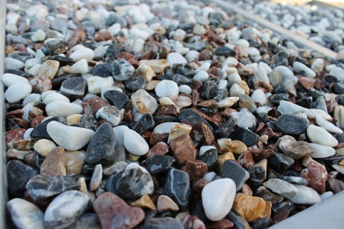 Kamenclub.ru: Мраморная крошка (щебень галтованный микс:белый-черный-розовый-медовый) фр.10-20 мм.  купить в Мариуполе мрамор белый, медовый, черный, розовый мраморный декоративный ландшафтный окатанный округлый галтованный щебень 15500 руб/т   фото КАМЕНЬ КЛУБ