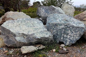 Kamenclub.ru: Змеевик скальник фр. 500-1500 мм.  купить в Мариуполе змеевик зеленый серый черный глыба скальная колотая 7500 руб/т   фото КАМЕНЬ КЛУБ