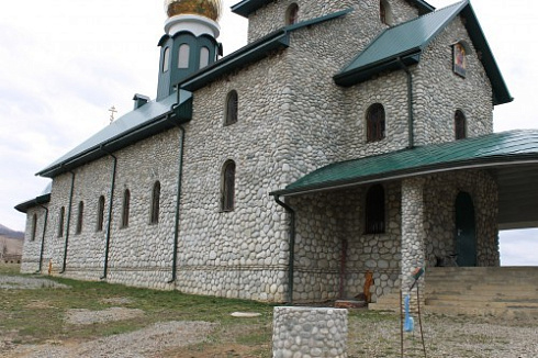 Kamenclub.ru: Галька речная плоская (бело-серая) фр. 100-200-300 мм. купить  в Мариуполе галька речная плоская серый, белый, бело-серый, серо-белый речная галька плоская  9000 руб/т   фото КАМЕНЬ КЛУБ