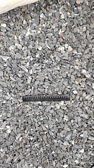 Kamenclub.ru: Щебень галтованный черный (мрамор) фр.10-20 мм.  купить в Мариуполе мрамор черный с белыми прожилками, черный, белый окатанный округлый ландшафтный декоративный щебень 15000 руб/т   фото КАМЕНЬ КЛУБ