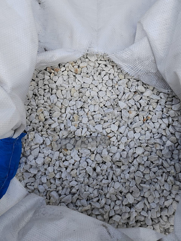 Kamenclub.ru: Мраморная крошка, щебень, цвет-белый, фр. 10-20 мм.  купить в Мариуполе мрамор белый, молочный айвори каменная ландшафтная декоративная крошка шебня 12000 руб/т   фото КАМЕНЬ КЛУБ