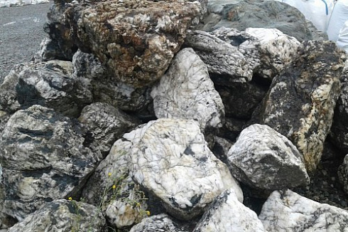 Kamenclub.ru: Черный гранит - кварцит фр. 500-1000 мм.  купить в Мариуполе гранит кварцит черный серый белый скальный колотый валун 9750 руб/т   фото КАМЕНЬ КЛУБ