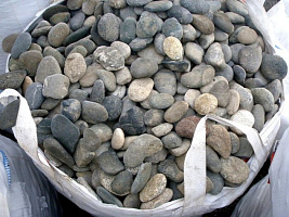 Kamenclub.ru: Галька речная плоская (ассорти) фр. 100-200-300 мм купить в Мариуполе галька галечник природный серый, белый темно-серый синий рыжий светло-серый природная галька плоская крупная 8000 руб/т   фото КАМЕНЬ КЛУБ