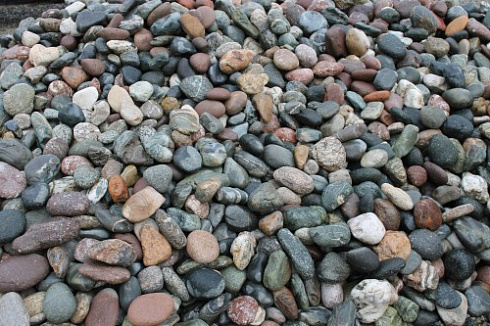 Kamenclub.ru: Галька окат (цветная картошка) фр. 50-100 мм. купить  в Мариуполе галька природная окатанная серый белый цветной синий темно-серый коричневый округлый галечник окатанный 6800 руб/т   фото КАМЕНЬ КЛУБ