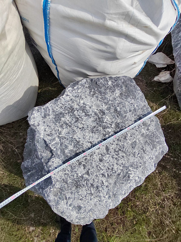 Kamenclub.ru: Черный мрамор скальник фр. 1000-1500 мм.  купить в Мариуполе мрамор черный белый серый крупный колотый валун ландшафтный 9000 руб/т   фото КАМЕНЬ КЛУБ