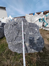 Kamenclub.ru: Черный мрамор скальник фр. 1000-1500 мм.  купить в Мариуполе мрамор черный белый серый крупный колотый валун ландшафтный 9000 руб/т   фото КАМЕНЬ КЛУБ