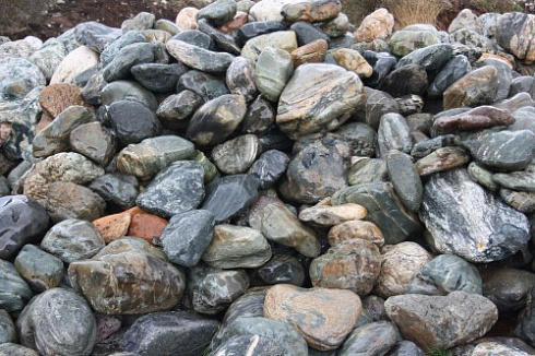 Kamenclub.ru: Ландшафтные валунчики фр.100-500 мм.  купить в Мариуполе крупный природный камень серый, темно-серый, светло-серый речной валун крупный 4800 руб/т   фото КАМЕНЬ КЛУБ