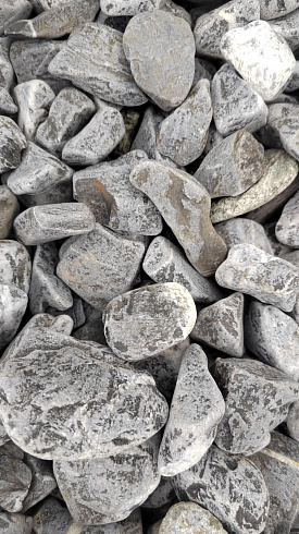 Kamenclub.ru: Щебень галтованный черный (мрамор) фр.40-70 мм.  купить в Мариуполе мрамор черный с белыми прожилками, черный, белый щебень галтованный округлый 13500 руб/т   фото КАМЕНЬ КЛУБ