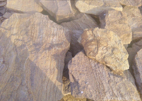 Kamenclub.ru: Песчаник пластушка "фонтанка" желтая (3,0 - 5,0 см)  купить в Мариуполе песчаник желтая, рыжий, желтый песчаник колотый рваный со сколом облицовочный 16200 руб/м3   фото КАМЕНЬ КЛУБ