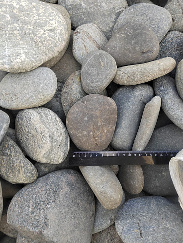Kamenclub.ru: Галька речная плоская (ассорти) фр. 70-150 мм. купить  в Мариуполе галька галечник серый белый темно-серый синий светло-серый плоская природная галька  9000 руб/т   фото КАМЕНЬ КЛУБ