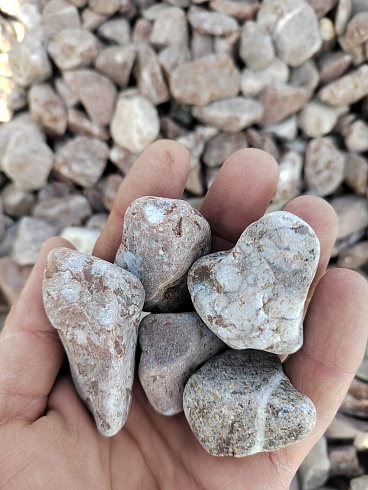 Kamenclub.ru: Мраморная крошка (щебень галтованный розовый) фр.20-40 мм.  купить в Мариуполе мрамор розовый, красный оголтованный округлый щебень  15000 руб/т   фото КАМЕНЬ КЛУБ